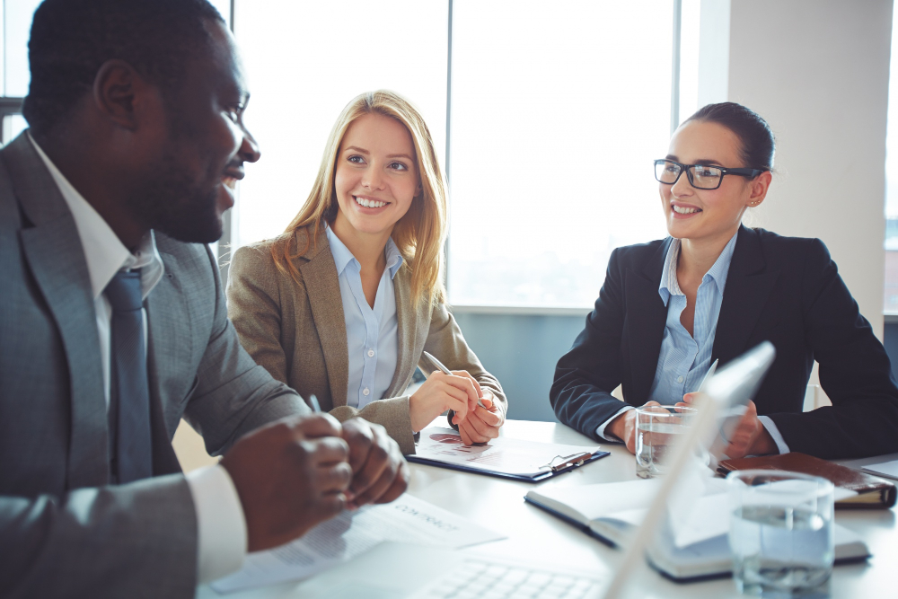 businesswomen-doing-interview